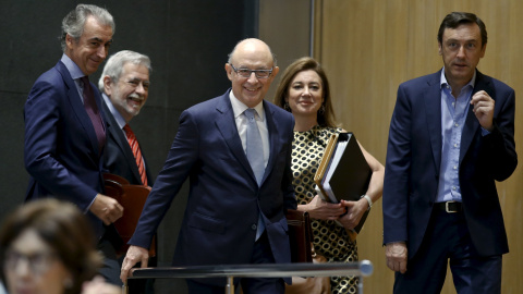 El ministro de Hacienda, Cristóbal Montoro, con los secretarios de Estado de su departamento, y el portavoz parlamentario del PP, Rafael Hernando, en la presentación de los Presupuestos de 2016. REUTERS El ministro de Hacienda, Cristóbal Montoro, con los secretarios de Estado de su departamento, y el portavoz parlamentario del PP, Rafael Hernando, en la presentación de los Presupuestos de 2016. REUTERS