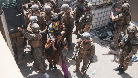 Marines estadounidenses y soldados noruegos colaboran en la seguridad de un puesto de control del aeropuerto de Kabul para garantizar que los evacuados sean procesados de forma segura. REUTERS Marines estadounidenses y soldados noruegos colaboran en la seguridad de un puesto de control del aeropuerto de Kabul para garantizar que los evacuados sean procesados de forma segura. REUTERS