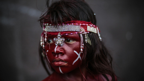 Un niño participa en el final del festival Santo Domingo de Guzmán en Managua. AFP / INTI OCON