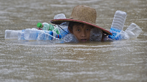 Ciudadanos afectados por las inundaciones en el pueblo de Kyaut Ye, cerca de la ciudad Hinthada, el 11 de agosto de 2015. AFP PHOTO / Ye Aung