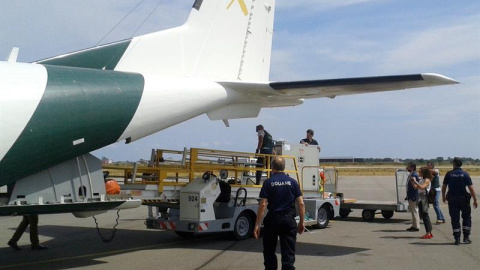 Fotografía facilitada por Aduanas francesas de la entrega a las autoridades españolas, hoy en Córcega, de la obra de Picasso "Cabeza de mujer joven" ./ EFE
