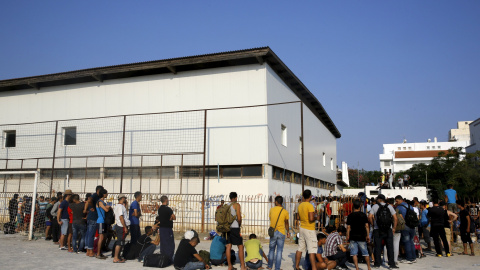 Refugiados sirios hacen cola para poder entrar en el estadio de la isla griega de Kros. REUTERS/ Yannis Behrakis Refugiados sirios hacen cola para poder entrar en el estadio de la isla griega de Kros. REUTERS/ Yannis Behrakis