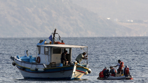 Un pescador griego auxilia a una familia siria que trata de llegar a la isla griega de Kros. REUTERS/Yannis Behrakis Un pescador griego auxilia a una familia siria que trata de llegar a la isla griega de Kros. REUTERS/Yannis Behrakis