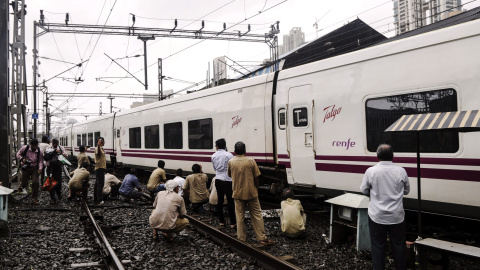 Varias personas observan un tren de la empresa española Talgo a su llegada a la estación central de Bombay. EFE/Divyakant Solanki Varias personas observan un tren de la empresa española Talgo a su llegada a la estación central de Bombay. EFE/Divyakant Solanki