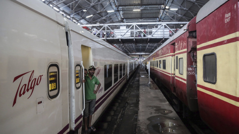 Dos personas esperan en uno de los vagones de un tren de la empresa española Talgo a su llegada a la estación central de Bombay. EFE/Divyakant Solanki Dos personas esperan en uno de los vagones de un tren de la empresa española Talgo a su llegada a la estación central de Bombay. EFE/Divyakant Solanki