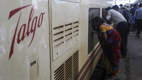 Varias personas observan el interior de uno de los vagones de un tren de la empresa española Talgo a su llegada a la estación central de Bombay. EFE/Divyakant Solanki Varias personas observan el interior de uno de los vagones de un tren de la empresa española Talgo a su llegada a la estación central de Bombay. EFE/Divyakant Solanki