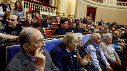 Nicolás Sánchez-Albornoz (i), historiador, en el Senado, que celebra un acto de homenaje a los republicanos exiliados durante el franquismo organizado por el PSOE, ochenta años después del final de la Guerra Civil, al que asisten miembros d Nicolás Sánchez-Albornoz (i), historiador, en el Senado, que celebra un acto de homenaje a los republicanos exiliados durante el franquismo organizado por el PSOE, ochenta años después del final de la Guerra Civil, al que asisten miembros d