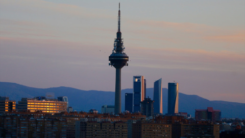 Imagen de archivo de las vistas de las Cuatro Torres de Madrid y Torrespaña, desde el Cerro del Tío Pío. Imagen de archivo de las vistas de las Cuatro Torres de Madrid y Torrespaña, desde el Cerro del Tío Pío.