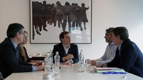 El líder de Ciudadanos, Albert Rivera (c), durante la reunión que ha mantenido con Juan Carlos Quer (d) y Juan José Cortés (2d), hoy en el Congreso de los Diputados. /EFE El líder de Ciudadanos, Albert Rivera (c), durante la reunión que ha mantenido con Juan Carlos Quer (d) y Juan José Cortés (2d), hoy en el Congreso de los Diputados. /EFE