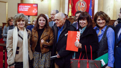 La ministra de Sanidad María Luisa Carcedo (i), la portavoz del PSOE en el Congreso Adriana Lastra (2i), el exiliado en México Luis Azcarategui (c), la presidenta del PSOE Cristina Narbona (2d), y la ministra de Justicia Dolores Delgado (d) La ministra de Sanidad María Luisa Carcedo (i), la portavoz del PSOE en el Congreso Adriana Lastra (2i), el exiliado en México Luis Azcarategui (c), la presidenta del PSOE Cristina Narbona (2d), y la ministra de Justicia Dolores Delgado (d)