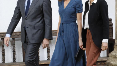 El presidente de la Xunta, Alberto Núñez Feijóo, junto a la reina Letizia y a la ministra Dolors Montserrat la semana pasada en Santiago. /EFE El presidente de la Xunta, Alberto Núñez Feijóo, junto a la reina Letizia y a la ministra Dolors Montserrat la semana pasada en Santiago. /EFE