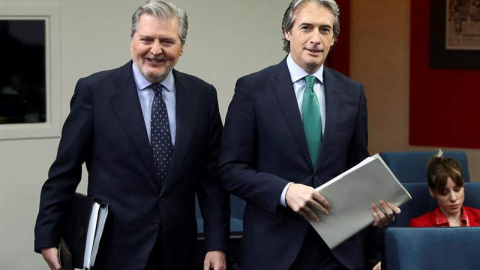El ministro de Educación, Cultura y Deporte y portavoz del Gobierno Íñigo Méndez de Vigo (izquierda), y el ministro de Fomento Iñigo de la Serna. | MARISCAL (EFE) El ministro de Educación, Cultura y Deporte y portavoz del Gobierno Íñigo Méndez de Vigo (izquierda), y el ministro de Fomento Iñigo de la Serna. | MARISCAL (EFE)