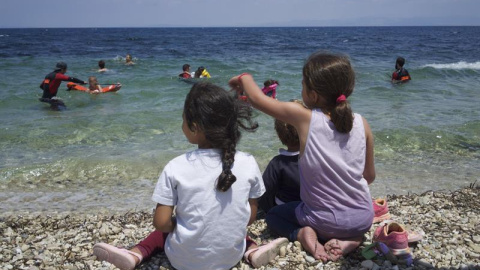 Los niños refugiados que viven en Lesbos se reconcilian con el mar gracias a las clases que organizan las ONG y así superar las experiencias traumáticas que vivieron durante la dura travesía hasta Europa. EFE/Elviro Vidal Los niños refugiados que viven en Lesbos se reconcilian con el mar gracias a las clases que organizan las ONG y así superar las experiencias traumáticas que vivieron durante la dura travesía hasta Europa. EFE/Elviro Vidal