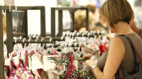 El 'impuesto de género' o cómo las mujeres pagan más que los hombres por el mismo producto. EFE El 'impuesto de género' o cómo las mujeres pagan más que los hombres por el mismo producto. EFE