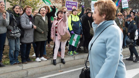 La diputada del PP Celia Villalobos, abucheada al salir del Parlamento andaluz en Sevilla. / EFE La diputada del PP Celia Villalobos, abucheada al salir del Parlamento andaluz en Sevilla. / EFE