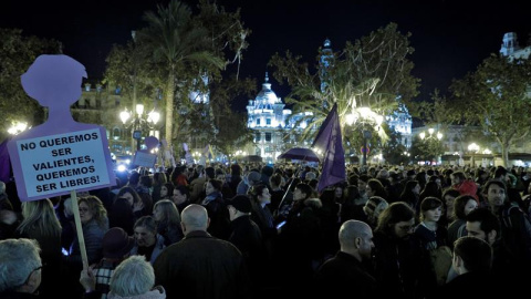 Concentración convocada hoy por el Moviment Feminista de Valencia en apoyo a las mujeres de Andalucía bajo el lema "Ni un pas enrere! Els nostres drets no es negocien" (Ni un paso atrás! Nuestros derechos no se negocian"). EFE/ Manuel Bruqu Concentración convocada hoy por el Moviment Feminista de Valencia en apoyo a las mujeres de Andalucía bajo el lema "Ni un pas enrere! Els nostres drets no es negocien" (Ni un paso atrás! Nuestros derechos no se negocian"). EFE/ Manuel Bruqu