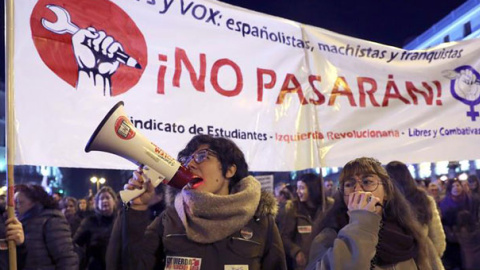 Protesta feminista en la Puerta del Sol de Madrid contra los postulados de Vox sobre la violencia machista . / KIKO HUESCA (EFE) Protesta feminista en la Puerta del Sol de Madrid contra los postulados de Vox sobre la violencia machista . / KIKO HUESCA (EFE)