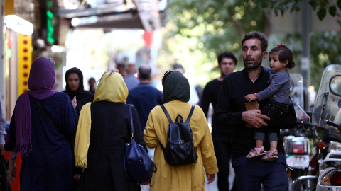 Varias mujeres con velo por las calles de Teherán, la capital de Irán. REUTERS/Nazanin Tabatabaee/WANA (West Asia News Agency) Varias mujeres con velo por las calles de Teherán, la capital de Irán. REUTERS/Nazanin Tabatabaee/WANA (West Asia News Agency)