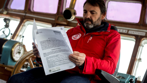 El fundador de la ONG Open Arms, Oscar Camps , lee el despacho enviado por el Ministerio de Fomento, que les deniega el permiso para zarpar hacia el Mediterráneo.EFE/ Quique García El fundador de la ONG Open Arms, Oscar Camps , lee el despacho enviado por el Ministerio de Fomento, que les deniega el permiso para zarpar hacia el Mediterráneo.EFE/ Quique García