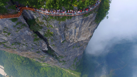 Un grupo de gente camina sobre la plataforma de un mirador en Zhangjiajie, en la provincia de Hunan, China. REUTERS/Stringer Un grupo de gente camina sobre la plataforma de un mirador en Zhangjiajie, en la provincia de Hunan, China. REUTERS/Stringer