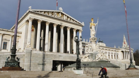 27/01/2016 - Un ciclista pasa por delante del Parlamento austriaco en Viena, Austria, en una imagen de archivo. / REUTERS - HEINZ - PETER BADER 27/01/2016 - Un ciclista pasa por delante del Parlamento austriaco en Viena, Austria, en una imagen de archivo. / REUTERS - HEINZ - PETER BADER