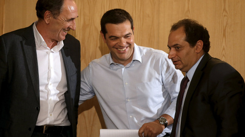 El primer ministro griego, Alexis Tsipras, con el ministro de Economía, Giorgos Stathakis, y el de Infraestructuras, Christos Spirtzis, tras un acto en Atenas, el primero tras el acuerdo entre el Ejecutivo heleno y la troika para el terce El primer ministro griego, Alexis Tsipras, con el ministro de Economía, Giorgos Stathakis, y el de Infraestructuras, Christos Spirtzis, tras un acto en Atenas, el primero tras el acuerdo entre el Ejecutivo heleno y la troika para el terce