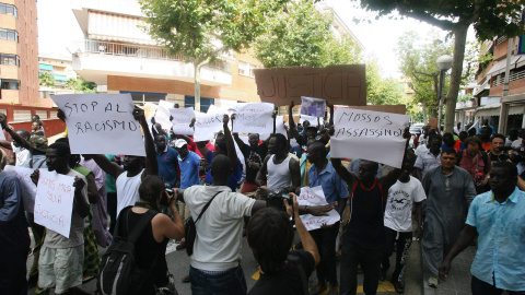 Unos doscientos senegaleses se han manifestado por las calles de Salou (Tarragona) para protestar por la muerte de uno de sus compatriotas, que ayer se lanzó desde un balcón al huir de los Mossos durante una operación contra la venta ilegal