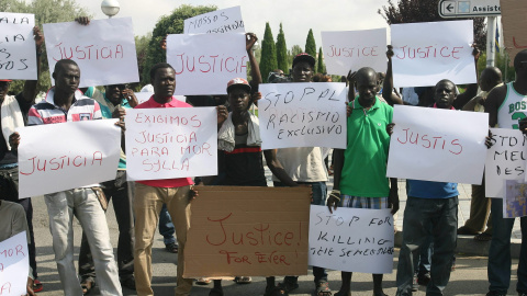 Unos doscientos senegaleses se han manifestado por las calles de Salou (Tarragona) para protestar por la muerte de uno de sus compatriotas, al huir de los Mossos durante una operación contra la venta ilegal ambulante. EFE/Jaume Sellart