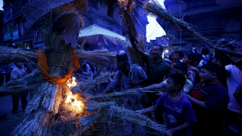 Varias personas prenden fuego a la efigie del demonio Ghantakarna, durante el festival Ghantakarna en la antigua ciudad de Bhaktapur, Nepal 12 de agosto de 2015. REUTERS / Navesh Chitrakar