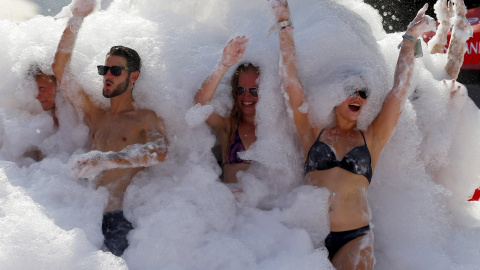 Jóvenes se bañan en espuma durante el festival de música Sziget en una isla en el río Danubio en Budapest, Hungría, 12 de agosto de 2015. REUTERS / Laszlo Balogh