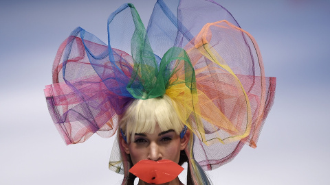 Modelos presentan creaciones del diseñador malayo Kittie Yiyi durante la semana de moda en Kuala Lumpur de 2015, 12 de agosto de 2015. AFP PHOTO / MANAN VATSYAYANA