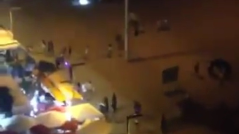 Captura del vídeo que muestra el momento en el que el grupo de cinco alemanes realizaban un flashmob imitando un atentado terrorista y desataban el pánico a los viandantes.- TWITTER Captura del vídeo que muestra el momento en el que el grupo de cinco alemanes realizaban un flashmob imitando un atentado terrorista y desataban el pánico a los viandantes.- TWITTER