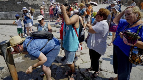 Turistas se refrescan en Pompeya (Italia)./ EFE Turistas se refrescan en Pompeya (Italia)./ EFE