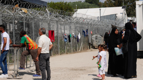 Zona de petición de asilo en el Centro de registro de Moria, con refuerzo de alambradas porque los retrasos provocan que sea uno de los puntos calientes del campamento. / M.I Zona de petición de asilo en el Centro de registro de Moria, con refuerzo de alambradas porque los retrasos provocan que sea uno de los puntos calientes del campamento. / M.I