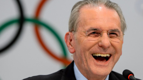 El expresidente del COI, Jacques Rogge, durante una rueda de prensa en Buenos Aires en 2013, cuando finalizó su mandato y se eligió a Tokio como sede de los Juegos 2020. El expresidente del COI, Jacques Rogge, durante una rueda de prensa en Buenos Aires en 2013, cuando finalizó su mandato y se eligió a Tokio como sede de los Juegos 2020.