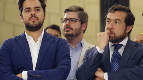 El secretario de Comunicación de Ciudadanos, Fernando de Páramo (i), junto al secretario de Organización, Fran Hervías (c), y el secretario general de Ciudadanos en el Congreso, Miguel Ángel Gutiérrez (d), durante la rueda de prensa que ha 