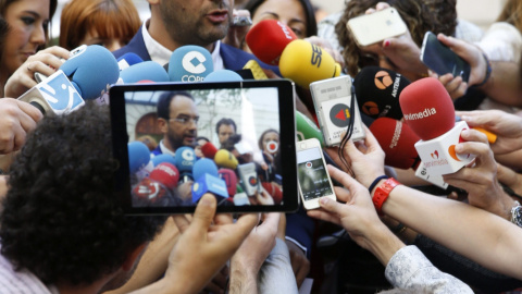 El portavoz socialista en el Congreso, Antonio Hernando, en declaraciones a los medios tras presentar una denuncia contra el ministro del Interior, Jorge Fernández-Díaz, por su reunión con Rodrigo Rato. EFE/J.J. Guillén El portavoz socialista en el Congreso, Antonio Hernando, en declaraciones a los medios tras presentar una denuncia contra el ministro del Interior, Jorge Fernández-Díaz, por su reunión con Rodrigo Rato. EFE/J.J. Guillén