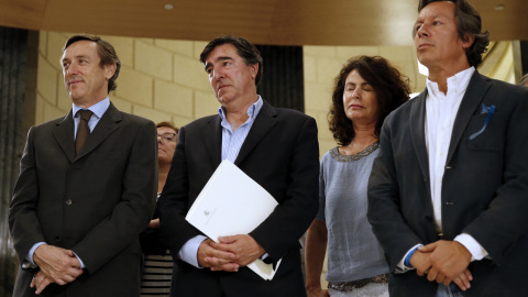 Los populares (de izda a dcha) Rafael Hernando, José Antonio Bermúdez de Castro y Carlos Floriano, durante la rueda de prensa que ha ofrecido en el Congreso el presidente del Gobierno en funciones, Mariano Rajoy, tras la reunión con el líde