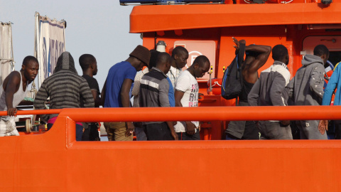 Llegada al puerto de Almería de inmigrantes.- EFE Llegada al puerto de Almería de inmigrantes.- EFE