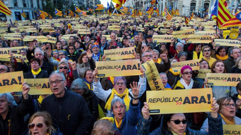 Manifestació convocada per l'ANC aquest diumenge a Barcelona, amb el lema 'República, ara'. EFE / Enric Fontcuberta Manifestació convocada per l'ANC aquest diumenge a Barcelona, amb el lema 'República, ara'. EFE / Enric Fontcuberta