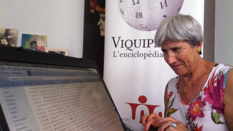 Una viquipedista editant una entrada. AMICAL WIKIMEDIA Una viquipedista editant una entrada. AMICAL WIKIMEDIA