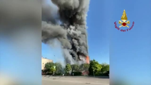 Un espectacular incendio devora un edificio de 20 pisos en Milán Un espectacular incendio devora un edificio de 20 pisos en Milán