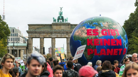 20/09/2019.- Decenas de jóvenes manifestantes sostienen un globo gigante con la inscripción "No hay planeta B" con motivo de la huelga mundial por el clima durante la jornada de este viernes, en Berlín ( Alemania). Millones de personas en t 20/09/2019.- Decenas de jóvenes manifestantes sostienen un globo gigante con la inscripción "No hay planeta B" con motivo de la huelga mundial por el clima durante la jornada de este viernes, en Berlín ( Alemania). Millones de personas en t