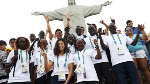 Miembros del equipo olímpico de refugiados se fotografia hace unos días en el Cristo Redentor de Río. /REUTERS Miembros del equipo olímpico de refugiados se fotografia hace unos días en el Cristo Redentor de Río. /REUTERS