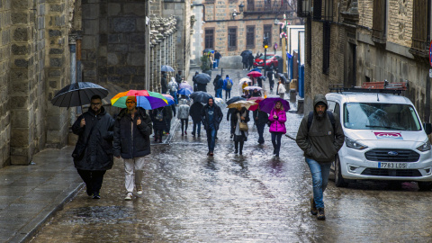 Varias personas caminan bajo la lluvia en Toledo, a 3 de enero de 2024. Varias personas caminan bajo la lluvia en Toledo, a 3 de enero de 2024.