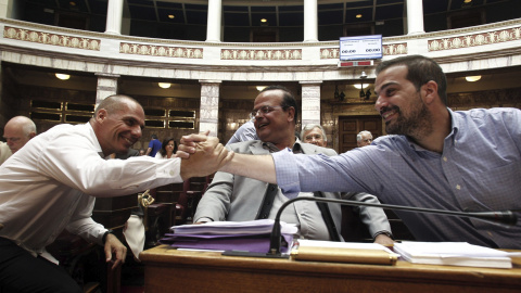 El exministro griego de Finanzas Yanis Varoufakis conversa con diputados de SYRIZA en el Parlamento en Atenas.- EFE