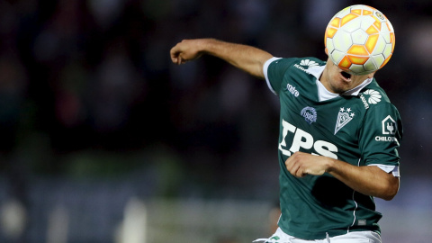 Paulo Rosales del Santiago Wanderers salta a por el balón durante el partido de fútbol de la Copa Sudamericana ante Libertad de Paraguay en Valparaíso. REUTERS / Rodrigo Garrido