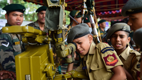 Un estudiante del Cuerpo Nacional de Cadetes en India mira a través de un periscopio durante un evento celebrado en el Grupo de Ingenieros de Madras en Bangalore, el 13 de agosto de 2015. AFP PHOTO / Manjunath KIRAN