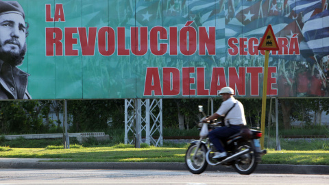 Una valla alusiva a la revolución cubana es vista hoy, jueves 13 de agosto de 2015, por motivo del natalicio de Fidel Castro en La Habana (Cuba). EFE/ERNESTO MASTRASCUSA