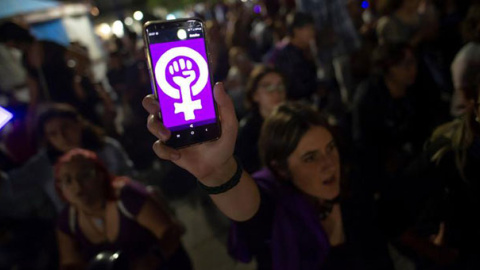 Manifestación en Santander de la campaña "La noche violeta de la emergencia femenina". / PEDRO PUENTE HOYOS (EFE) Manifestación en Santander de la campaña "La noche violeta de la emergencia femenina". / PEDRO PUENTE HOYOS (EFE)